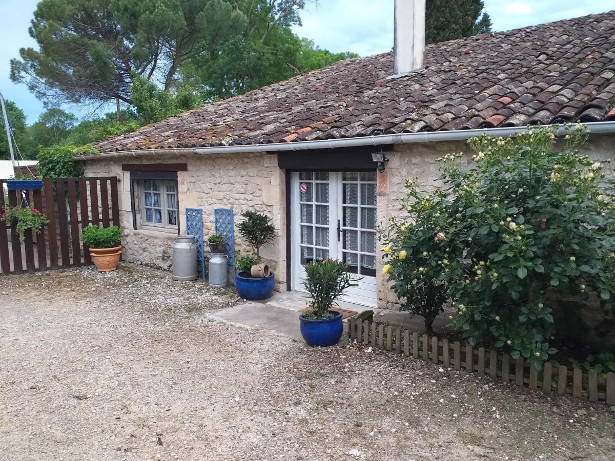 Bed and Breakfast Les Demeures De La Laigne Allas-Bocage Exterior foto