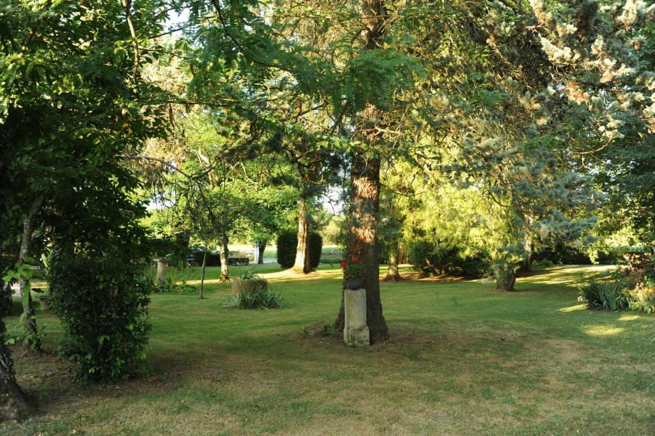 Bed and Breakfast Les Demeures De La Laigne Allas-Bocage Exterior foto